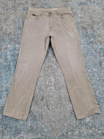 WRANGLER ARIZONA W31 L32 Straight 100% katoen Bronno3132

 beschikbaar voor biedingen