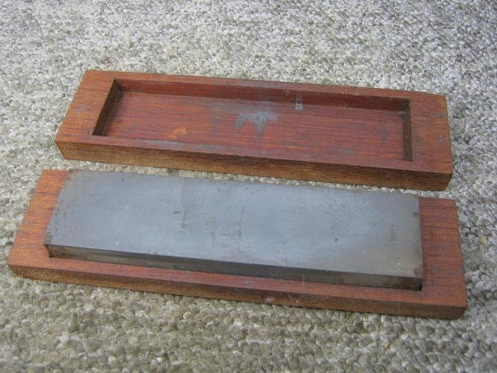 Slijpsteen, in kistje., Antiek en Kunst, Antiek | Gereedschap en Instrumenten, Verzenden