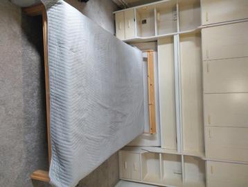 Tweepersoonsbed van IKEA met een matras ."