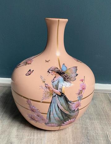 Vaas met engelen beschikbaar voor biedingen