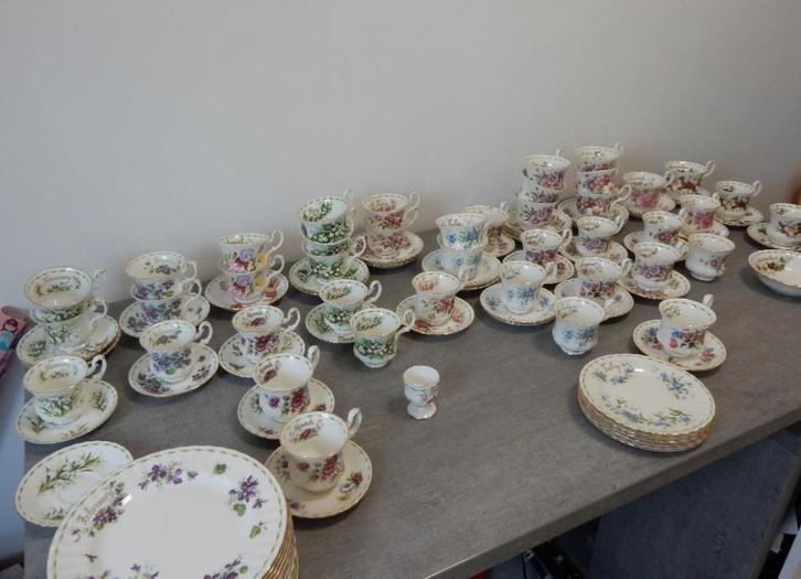 Royal Albert Flower of the Month, Antiek en Kunst, Antiek | Servies los, Ophalen of Verzenden