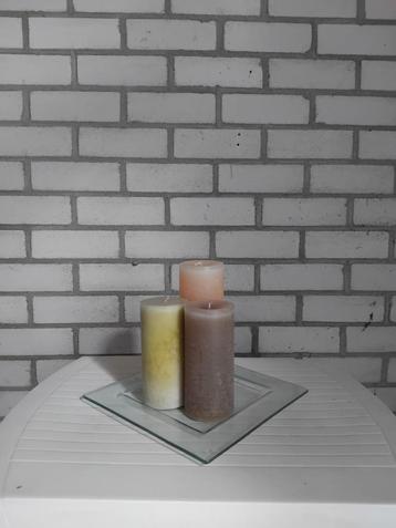 Glazen bord met kaarsen beschikbaar voor biedingen