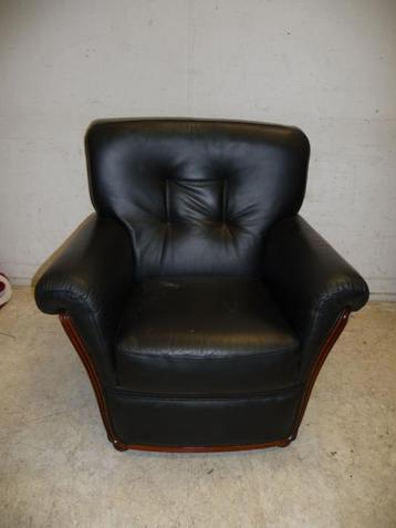 Zwart leren fauteuil beschikbaar voor biedingen