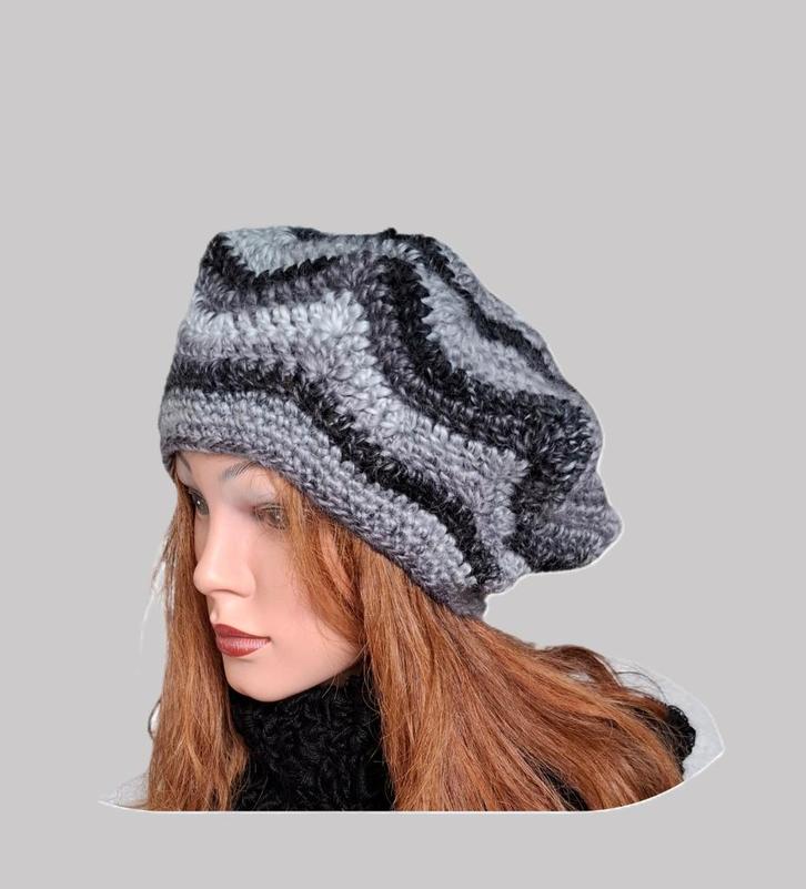 Handgemaakte Gehaakte Baret - Grijs/Zwart, Kleding | Dames, Mutsen, Sjaals en Handschoenen, Nieuw, Muts, Maat 38/40 (M), Verzenden