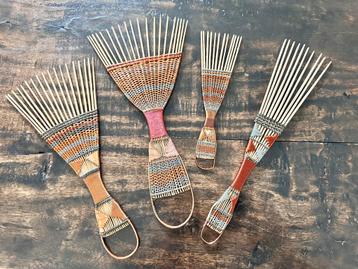Collectie van 4 Afrikaanse haarkammen Bakongo 1950 beschikbaar voor biedingen