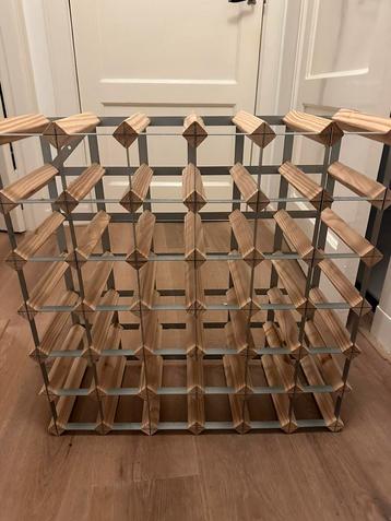Mooi, stevig houten wijnrek 36 flessen  beschikbaar voor biedingen