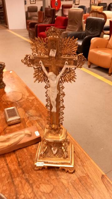 Antiek Goudkleurig Kruisbeeld met Christus beschikbaar voor biedingen