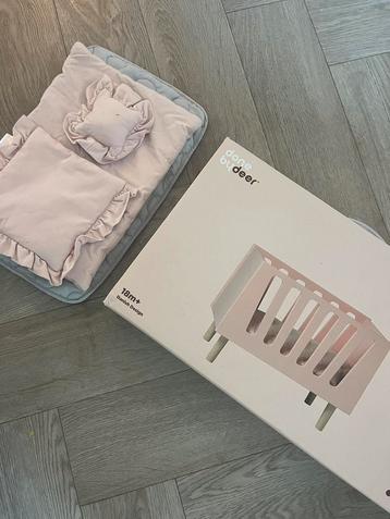 Poppenbedje van Done by Deer lichtroze met dekentjes beschikbaar voor biedingen