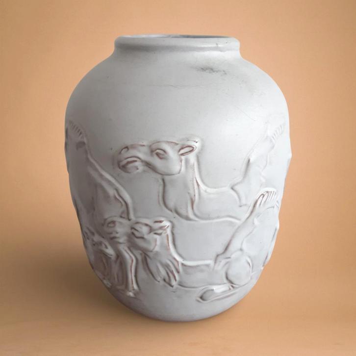 Mobach vaas Model 221 met kamelen H 28cm D 22cm, Antiek en Kunst, Antiek | Keramiek en Aardewerk, Ophalen of Verzenden