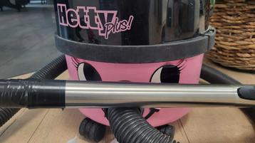  Roze Hetty plus stofzuiger met accessoires  beschikbaar voor biedingen