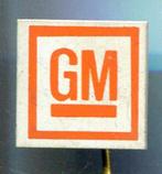 GM General Motors blik auto speldje ( B_136 ), Verzamelen, Speldjes, Pins en Buttons, Verzenden, Zo goed als nieuw, Transport