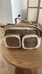 Nieuwe Italiaanse handtas lammy suède. Zandkleurig, Ophalen of Verzenden, Nieuw, Beige