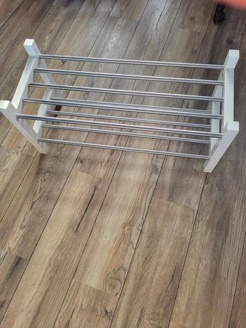 Schoenenrek - Wit met metalen stangen beschikbaar voor biedingen
