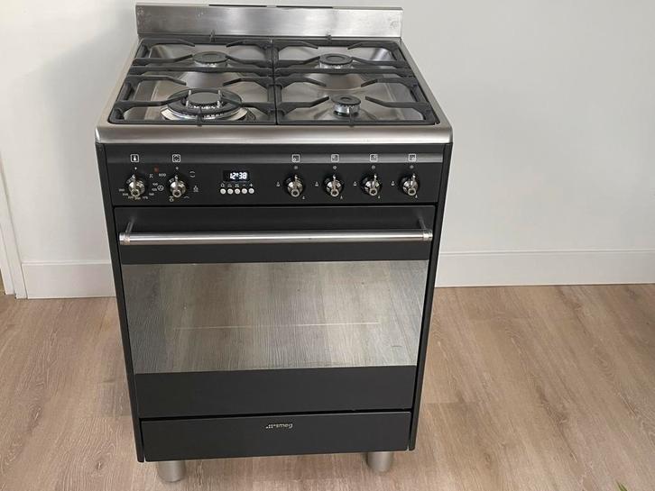 Smeg fornuis heteluchtoven 60 cm breed zwart 3 jaar oud, Witgoed en Apparatuur, Fornuizen, Zo goed als nieuw, Vrijstaand, Gas