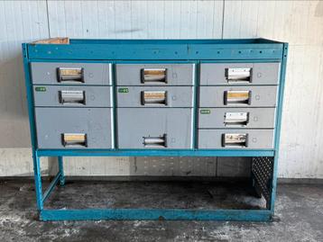 Bedrijfswageninrichting met 9 lades 122x90 cm beschikbaar voor biedingen