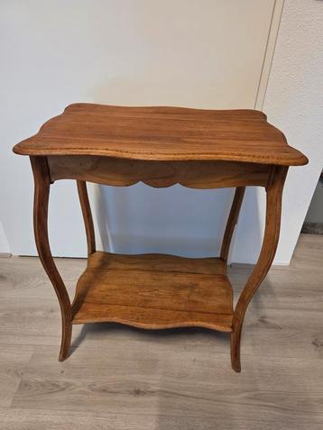 Oude...antieke bijzettafel beschikbaar voor biedingen