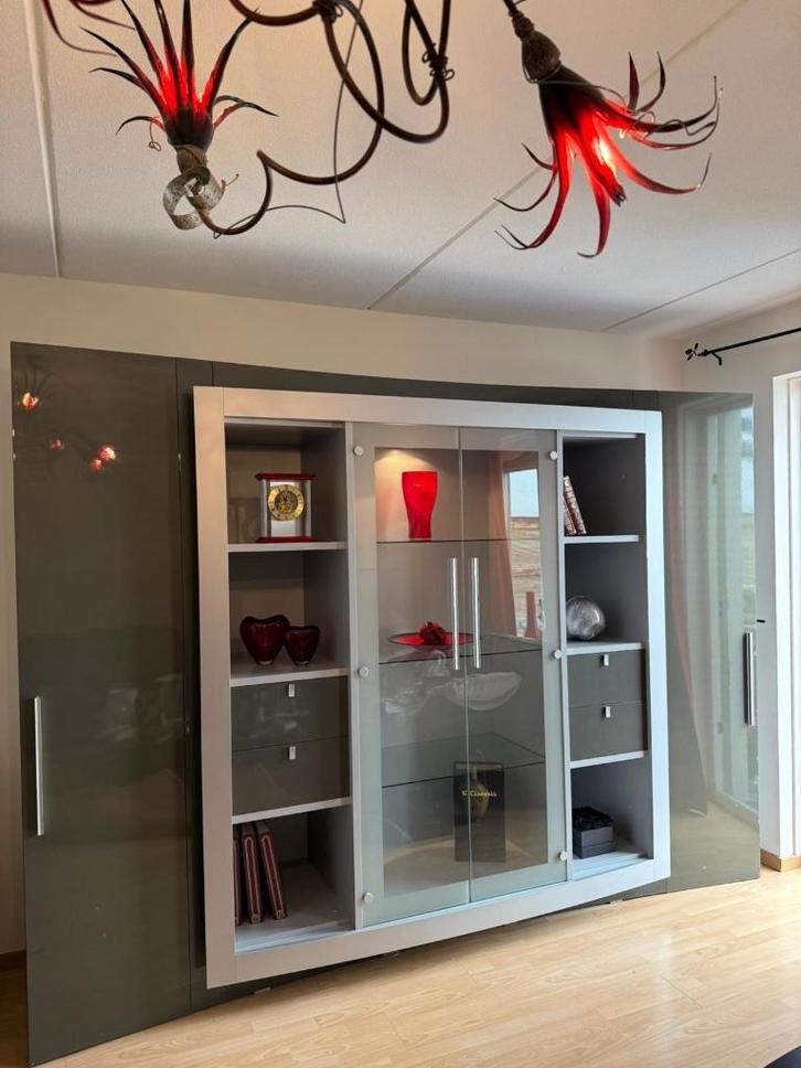 Vintage wandkast met vitrine, Huis en Inrichting, Kasten | Wandmeubels, Zo goed als nieuw, 200 cm of meer, 250 tot 300 cm, 50 tot 75 cm