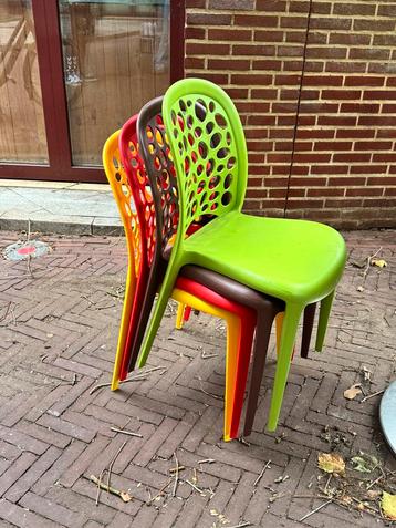 15  Stapelbare Tuinstoelen - Kleurrijk! beschikbaar voor biedingen