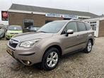 Subaru Forester 2.0 Luxury Automaat, trekhaak Dealer onderho, Auto's, Subaru, Automaat, Euro 5, Zwart, 4 cilinders