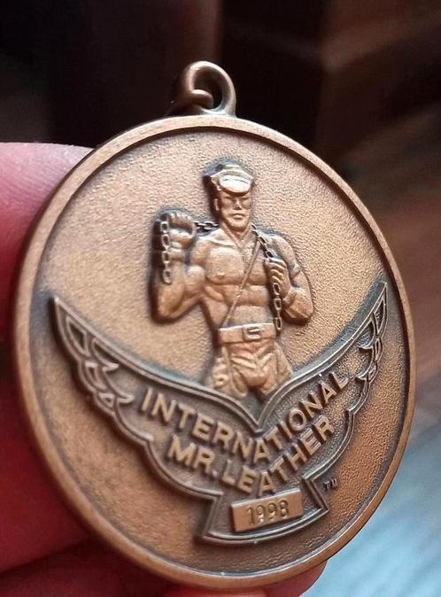 Bronzen medaille International Mr. Leather 1998 Tony Mills, Postzegels en Munten, Penningen en Medailles, Brons, Ophalen of Verzenden