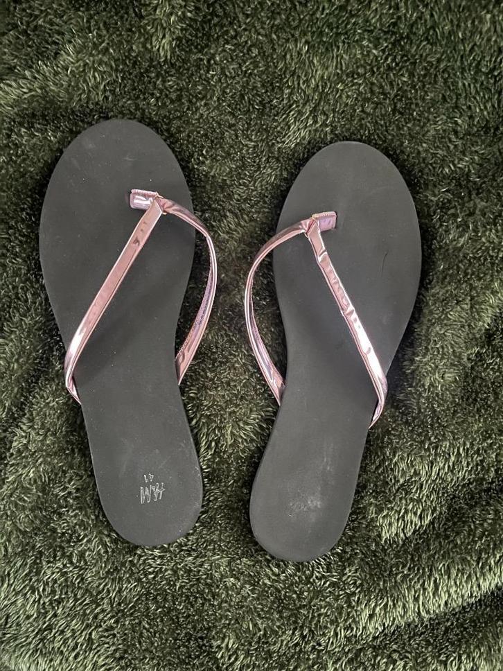 H&M slippers flipflops maat 41 zwart met roze metallic, Kleding | Dames, Schoenen, Zo goed als nieuw, Slippers, Zwart, Ophalen of Verzenden