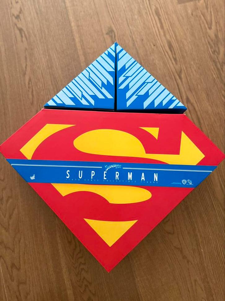Hot Toys MMS152 Exclusive Sixth scale Superman, Verzamelen, Film en Tv, Nieuw, Actiefiguur of Pop, Ophalen of Verzenden
