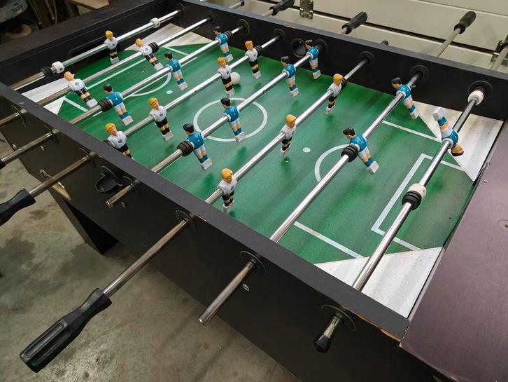 Degelijke voetbaltafel, Hobby en Vrije tijd, Gezelschapsspellen | Bordspellen, Gebruikt, Drie of vier spelers, Vijf spelers of meer