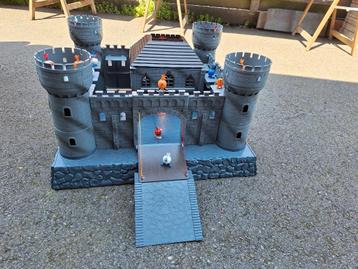 Groot Speelkasteel met torens, huisje binnenin en ophaalbrug beschikbaar voor biedingen