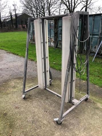 gegalvaniseerd frame op wielen m 4 dubbele tl bakken beschikbaar voor biedingen