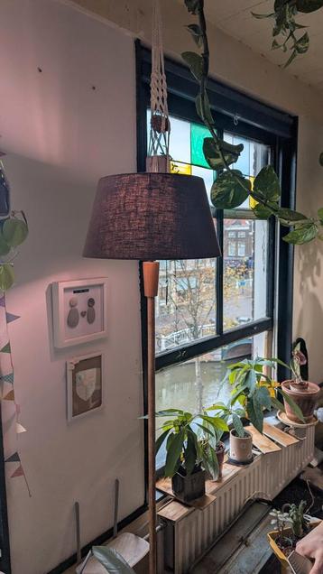 Vintage Staande Lamp - Houten voet, paarse kap beschikbaar voor biedingen
