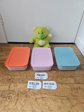 # Tupperware nieuwe Igloo vriesbakjes 1 liter gekleurd beschikbaar voor biedingen