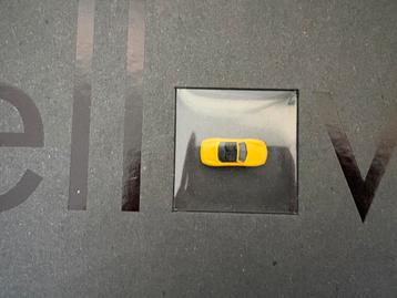 Boek “Yellow” alles wat rijd in het geel beschikbaar voor biedingen