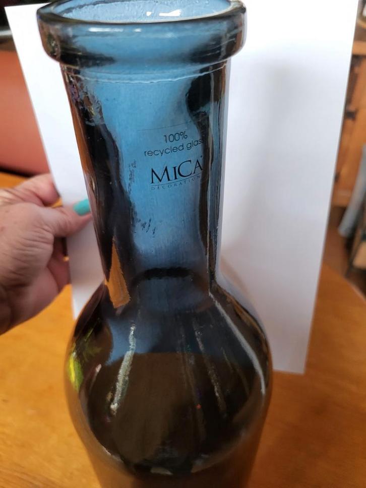 Mica Rioja vaas/fles lichtblauw 59 cm, Huis en Inrichting, Woonaccessoires | Vazen, Zo goed als nieuw, Blauw, 50 tot 75 cm, Glas