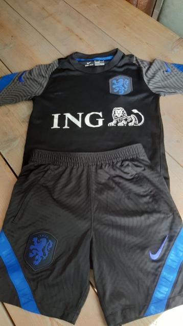 Nike trainingsset kind maat M 137-147cm beschikbaar voor biedingen