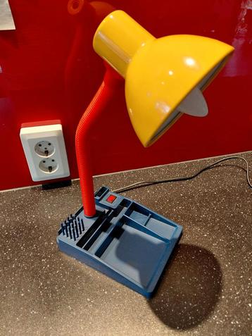 Memphis Milano-stijl bureaulamp jaren 80 beschikbaar voor biedingen