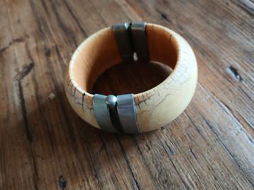 Antieke Ivoor Armband met Metalen Sluiting beschikbaar voor biedingen