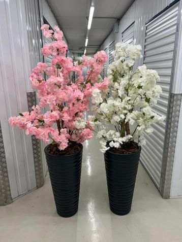 Kunstvaas met bloesem boom beschikbaar voor biedingen