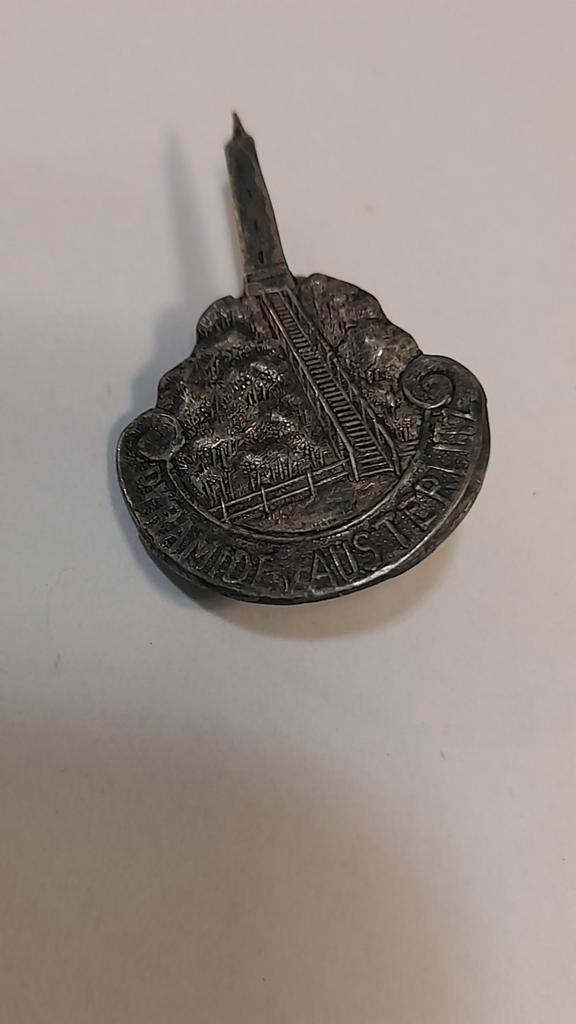 Piramide van Austerlitz speldje, Verzamelen, Speldjes, Pins en Buttons, Gebruikt, Speldje of Pin, Stad of Land, Ophalen of Verzenden