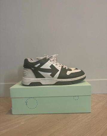 Off white out of office beschikbaar voor biedingen