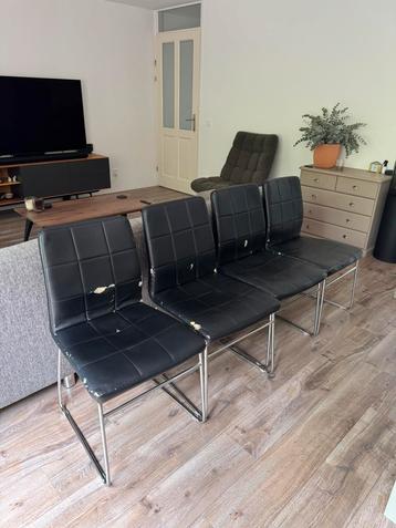 GRATIS - 4 stuks eetkamerstoelen beschikbaar voor biedingen