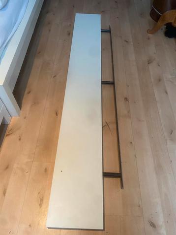Wiite wandplank beschikbaar voor biedingen