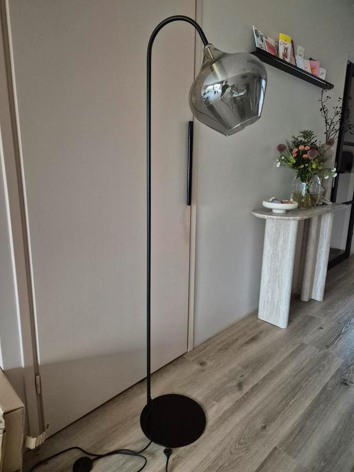 Staande lamp met glazen kap, Huis en Inrichting, Lampen | Vloerlampen, Zo goed als nieuw, 150 tot 200 cm, Glas, Metaal, Ophalen