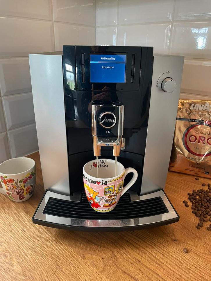Jura E6 met beurt + nieuwe maalschijven ️️️, Witgoed en Apparatuur, Koffiezetapparaten, Zo goed als nieuw, Koffiebonen, Koffiemachine