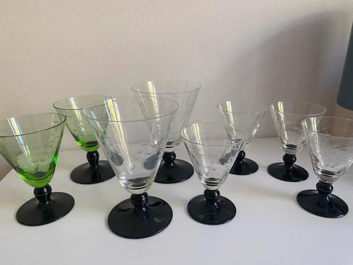 Antieke Wijnglazen met Zwarte Voet - Set van 8, Antiek en Kunst, Antiek | Glas en Kristal, Ophalen of Verzenden