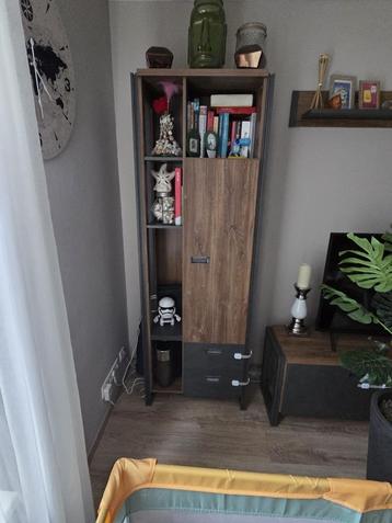 Idustrieel design wandmeubel(zie beschrijving hieronder) beschikbaar voor biedingen