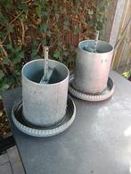 2 Zinken voersilo's, prima staat. Samen €15, Dieren en Toebehoren, Pluimvee | Toebehoren, Ophalen of Verzenden, Drinken en Voederen