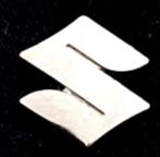 Suzuki pin- zilverkleur 10x10 mm., Verzamelen, Speldjes, Pins en Buttons, Verzenden, Nieuw, Transport, Speldje of Pin