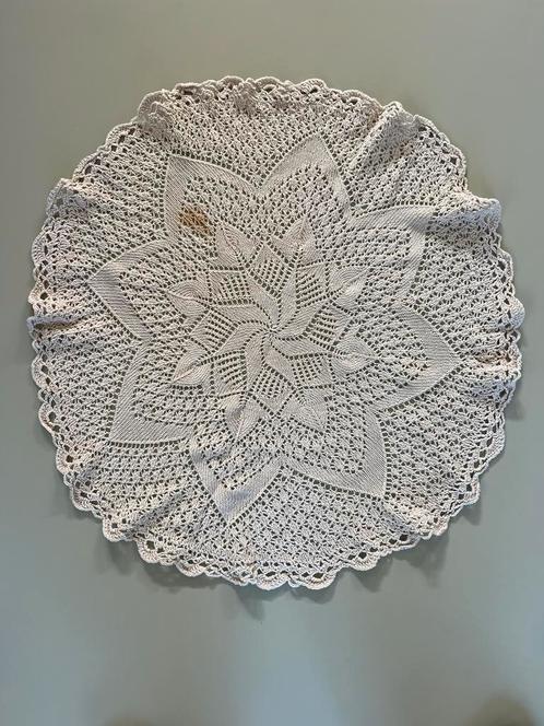 Rond gehaakt kleedje van katoen kleur beige diameter 55cm, Antiek en Kunst, Antiek | Kleden en Textiel, Ophalen of Verzenden