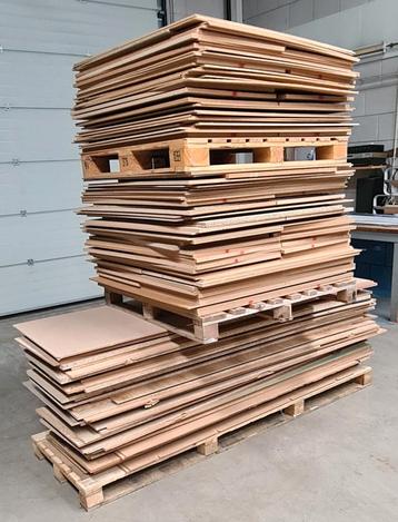 Grote partij MDF platen tot 18mm. beschikbaar voor biedingen