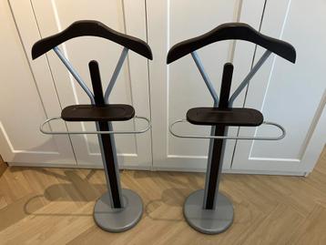 Twee Staande Kapstokken - Two Standing Coat Racks beschikbaar voor biedingen